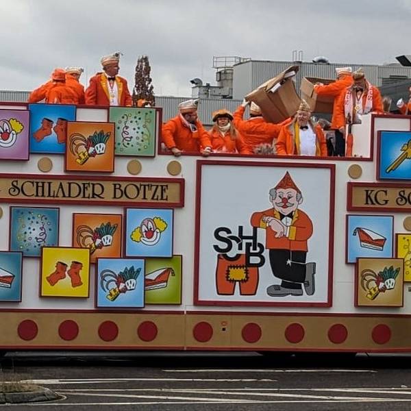 Festwagen der Schlader Botze im Einsatz