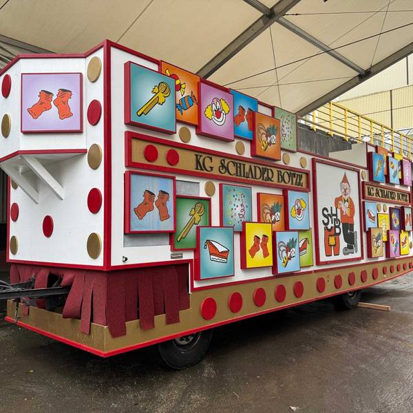 Großer Festwagen in der Werkstatt
