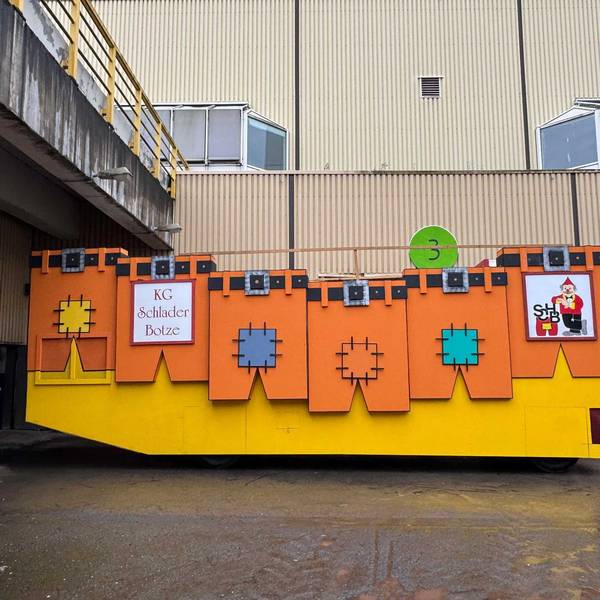 Festwagen in Orange und Gelb
